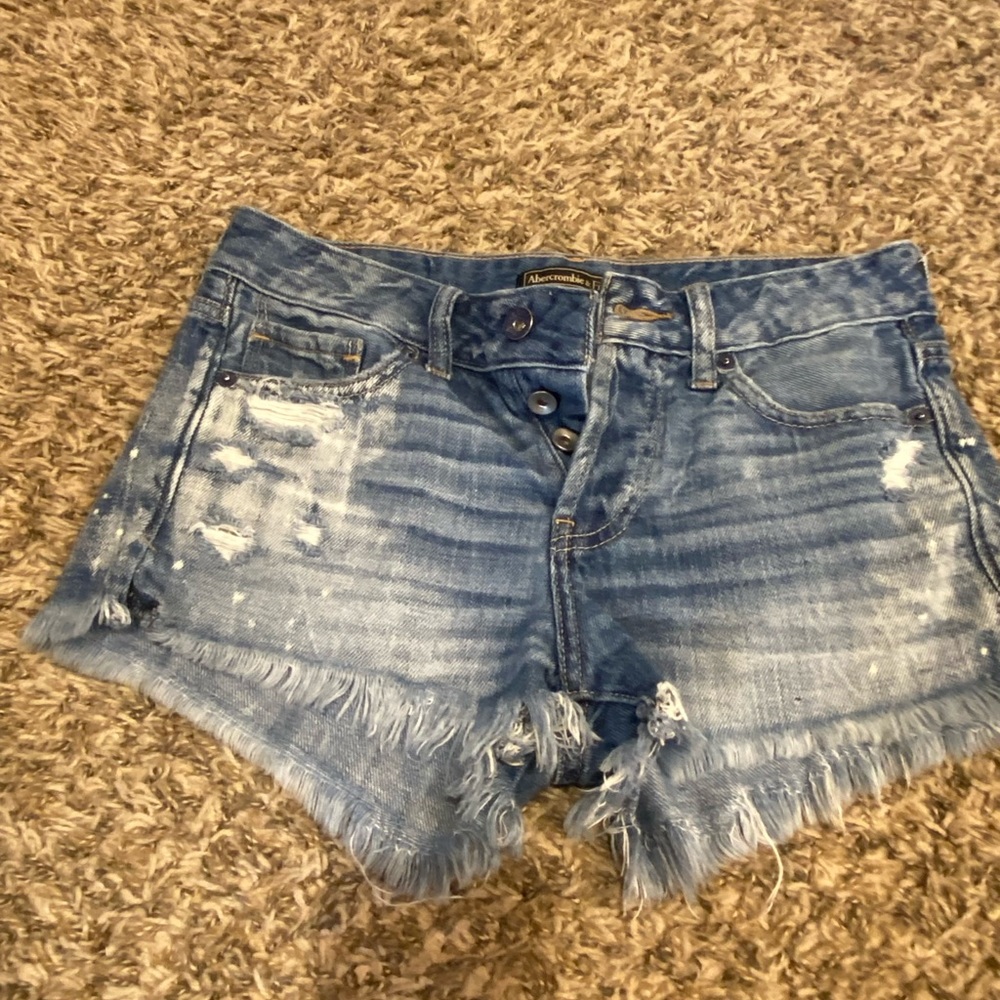Abercrombie mid rise frayed short. Size 24.